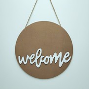 Fuoriporta legno marrone con scritta "Welcome" bianca